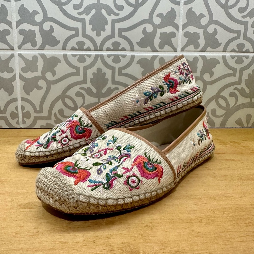 Embroidered Gianni Bini women’s flat shoe GUC